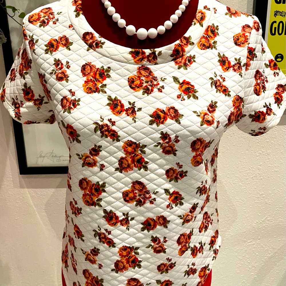 Tres Bien Floral top. Sweatshirt tee. Never worn